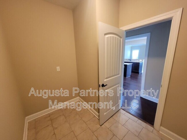 Building Photo - 841 Herrington Dr