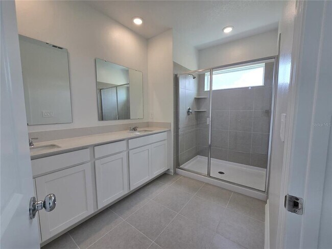 Building Photo - 3062 Chantilly Dr