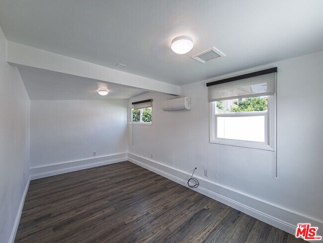 Building Photo - 723 W Doran St