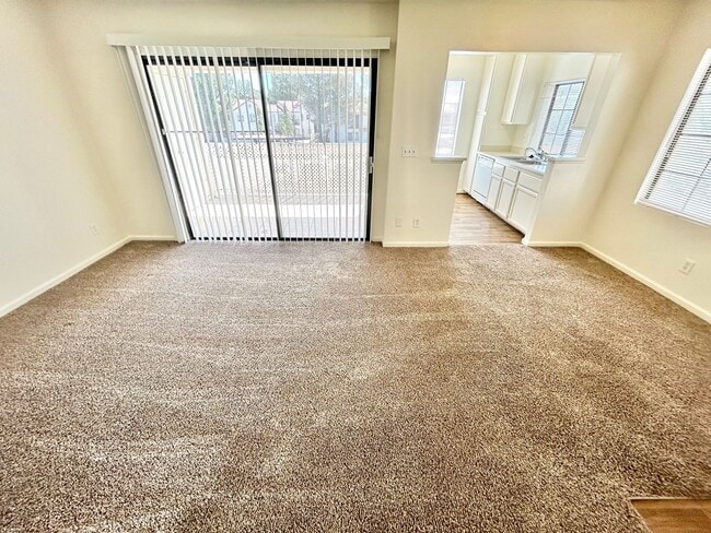 Building Photo - ADORABLE UPSTAIRS CONDO! 2 BEDROOM / 2 FUL...