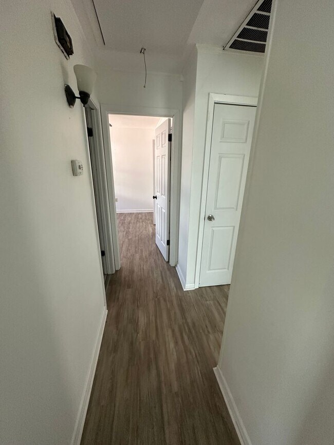 Building Photo - Updated 3 Bedroom 1.5 Bath Home in Gray