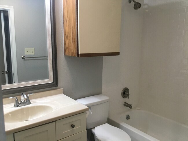 Building Photo - UT PRE LEASE: Updated 2 BR / 2 BA West Cam...
