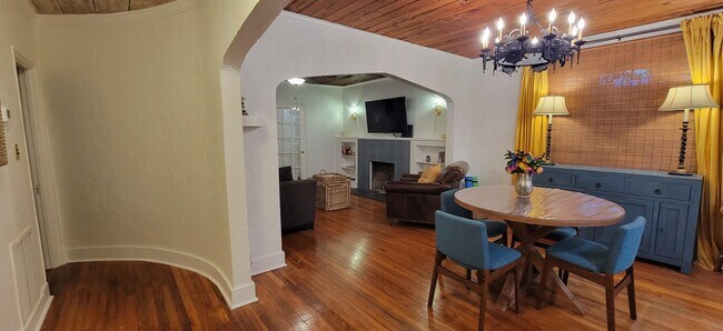 Building Photo - 717 Macy St