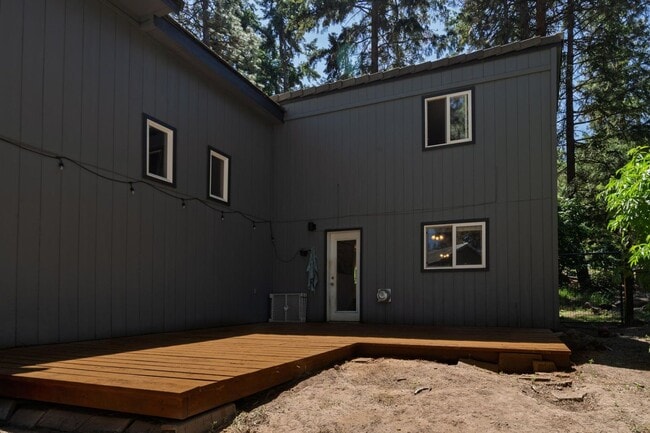 Building Photo - Three Bedroom House in Lynnewood