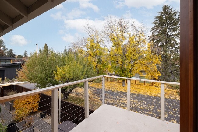 Building Photo - Remodeled & Charming 4 bed/3 bath w/ Yard and Hot Tub