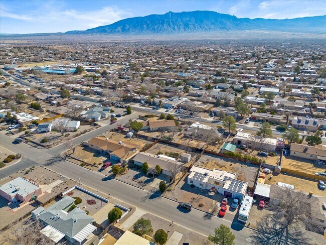 Building Photo - Spacious 4-Bed, 2-Bath Home | Large Backyard| Quick Access to Highway 528 and Other Routes| Pre-L...