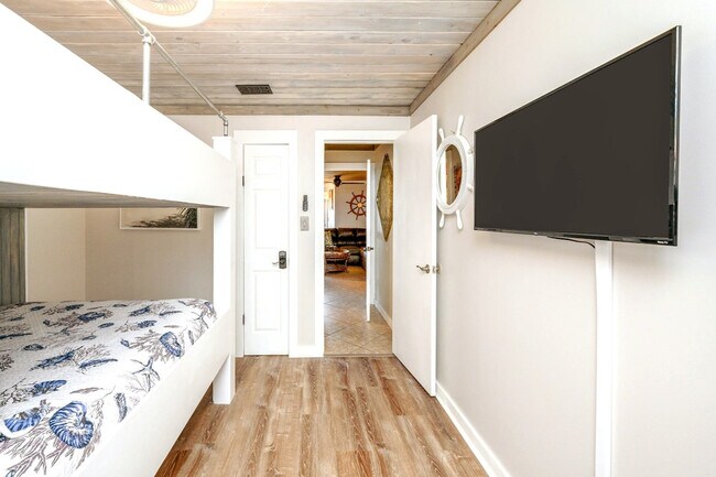 Building Photo - 4000 Gulf Terrace Dr