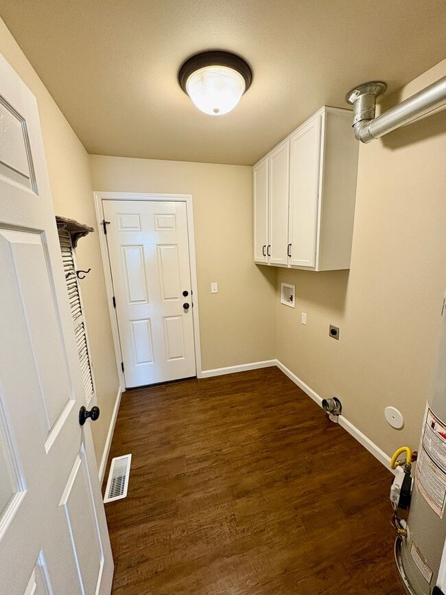 Building Photo - Beautiful 3 bedroom 2 bathroom home locate...