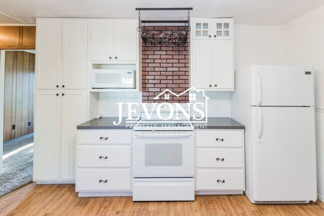 Building Photo - Coming soon - 2 bedroom and 1 bathroom property in the heart of Yakima
