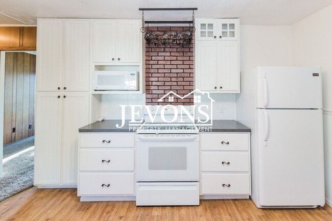 Building Photo - Jevons Property Management Presents this 2 bedroom and 1 bathroom property in the heart of Yakima