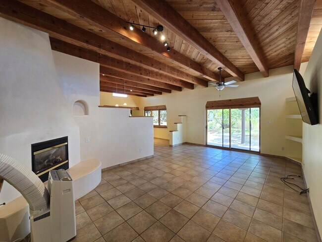 Building Photo - 19 Camerada Rd