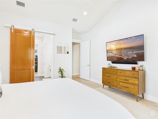 Building Photo - 3002 Sunridge Dr