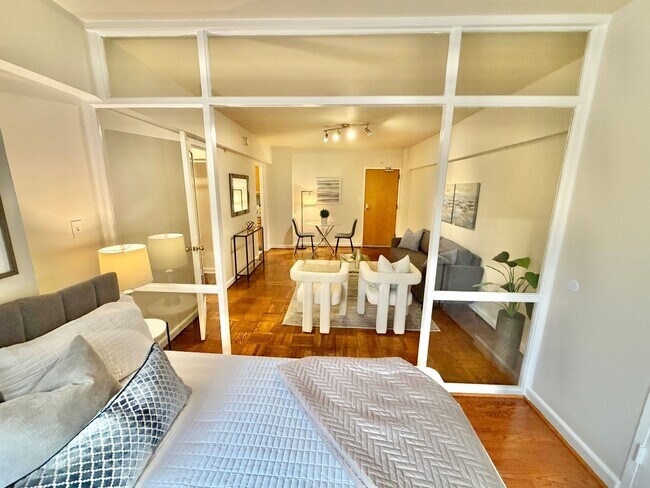 Building Photo - FREE RENT!  Unique Studio in Foggy Bottom with Solarium Near GW University and Hospital. An Excep...