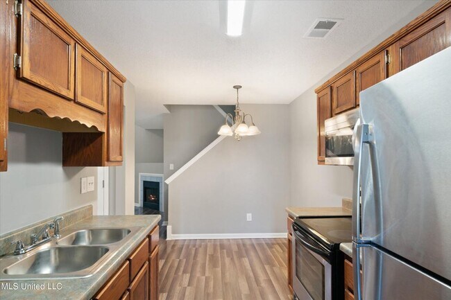 Building Photo - SUPER CUTE THREE BEDROOM 3 BATH TOWNHOME