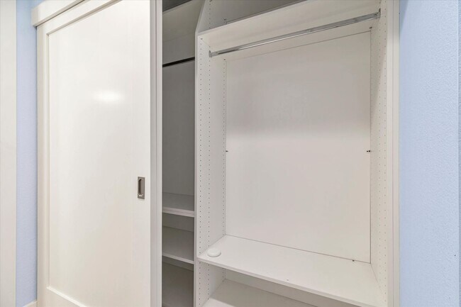 Building Photo - Hamilton Place Townhome