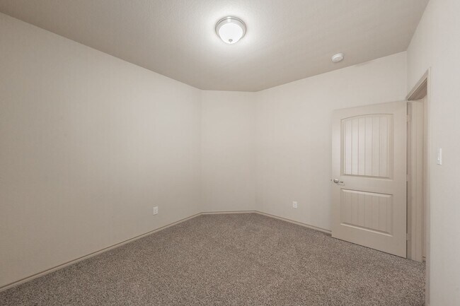 Building Photo - Excellent 3 bedroom plus office in Villages at Edgecliff