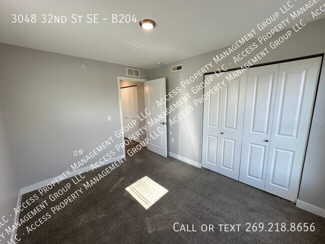 Building Photo - Great SE Side area close to 28th St and Be...