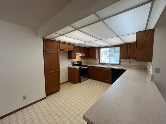 Building Photo - Large 2 Bedroom Hucrest Home! 1 Year Lease Required
