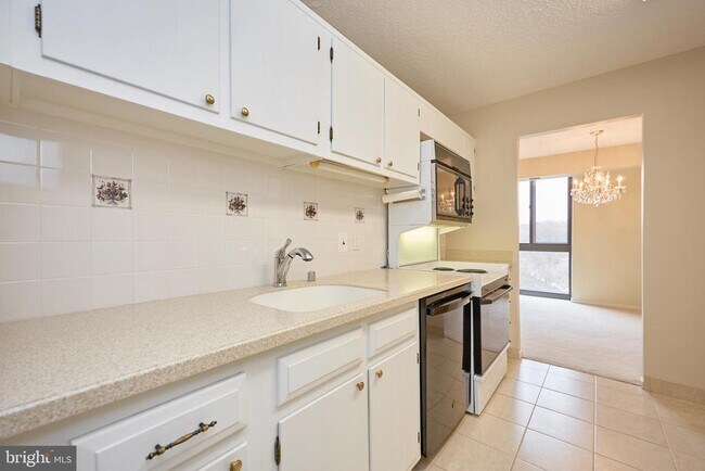 Building Photo - 2300 Pimmit Dr