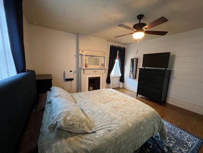 Building Photo - Charming 3 Bedroom with Lush Sunset Views ...