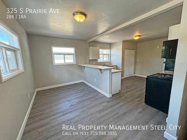 Building Photo - 325 S Prairie Ave