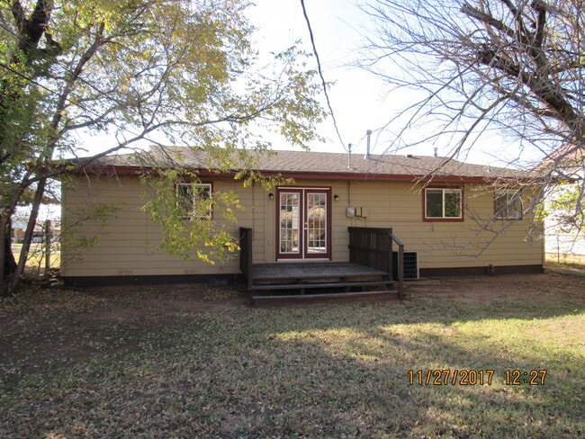 Building Photo - GREAT STARTER HOME!! PETS NEGOTIABLE WITH ...