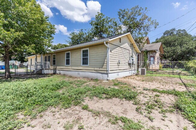 Building Photo - 303 Villareal St