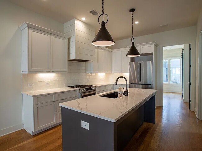 Building Photo - 130 2nd St