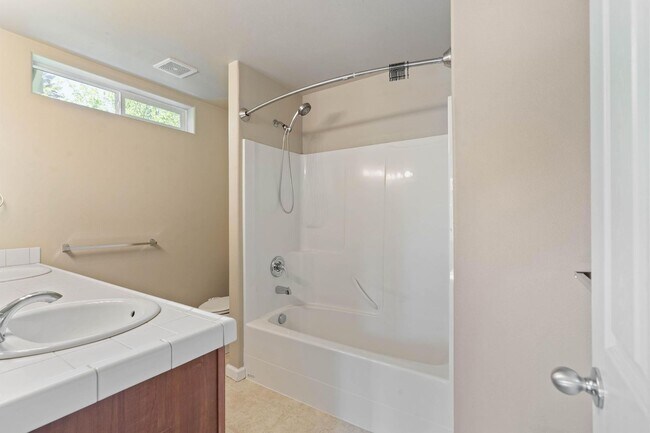 Building Photo - Bright, spacious 3-bdrm/2.5 bath Tigard townhome. Fireplace, balcony, 2-car garage, W/D