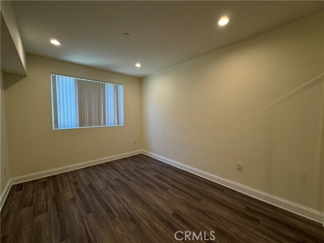 Building Photo - 14934 Burbank Blvd