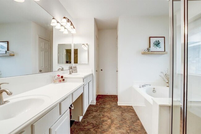 Building Photo - 12230 Cypress Shores Dr