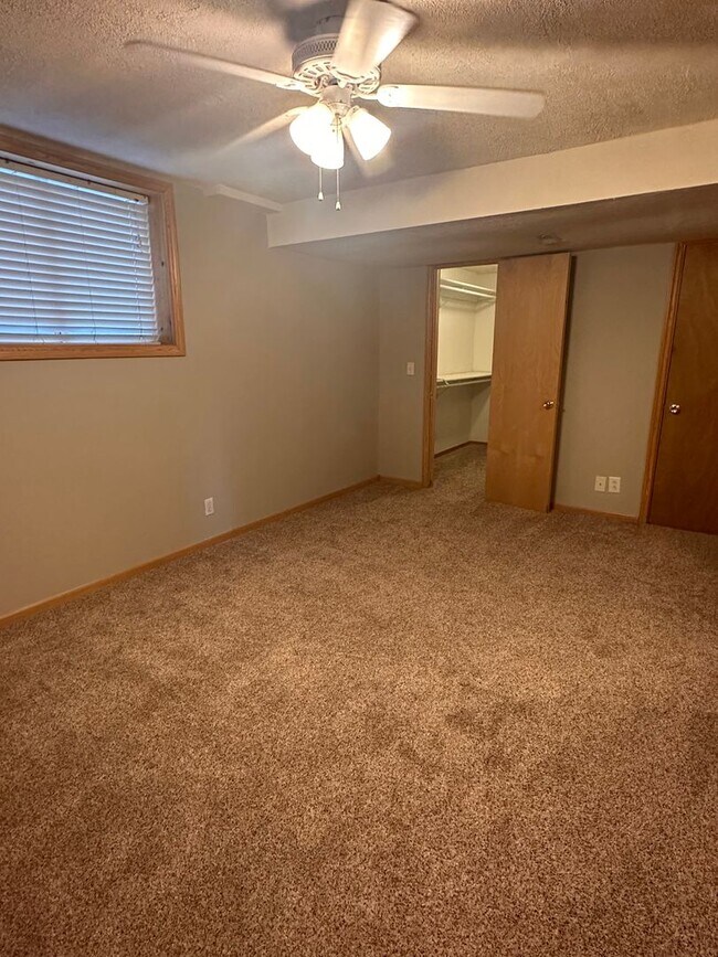 Building Photo - Three bedroom 3 bathroom in popular Bellevue