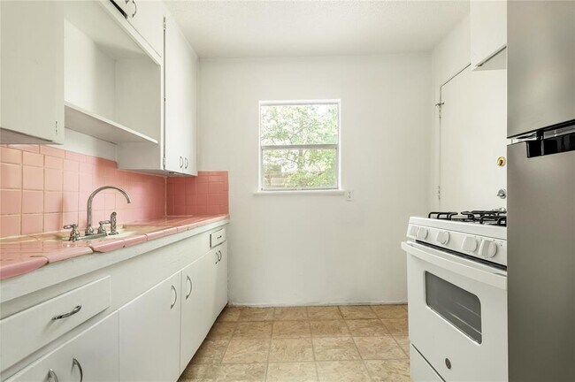 Building Photo - 918 E 50th None