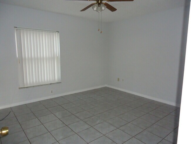 Building Photo - 1613 Little River Dr