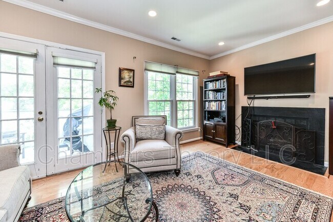 Building Photo - 2911-D S Woodstock St