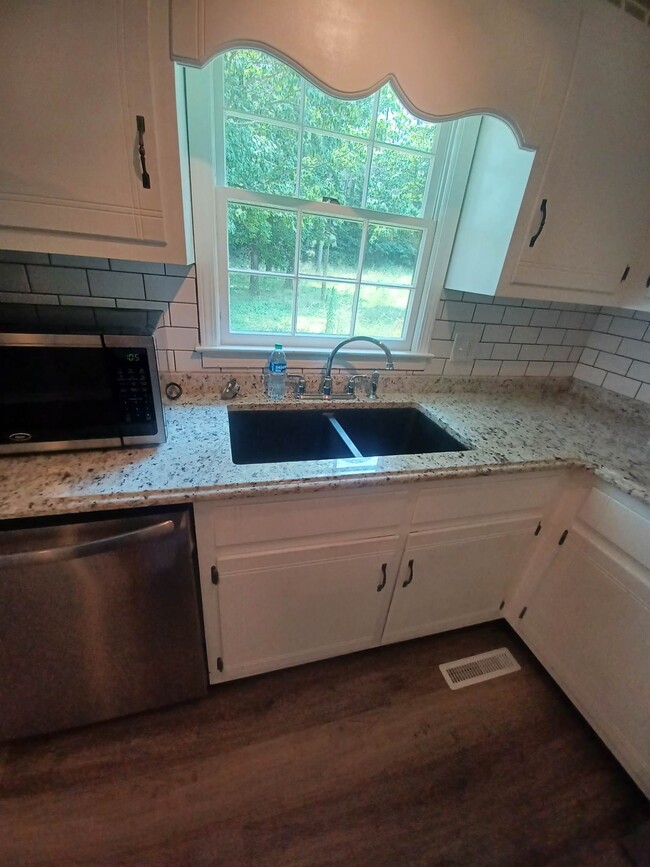 Stainless Steel Appliances/Granite Countertops - 86 Arnold Rd NW