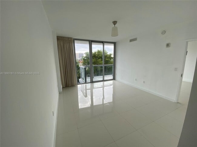 Building Photo - 9940 W Bay Harbor Dr