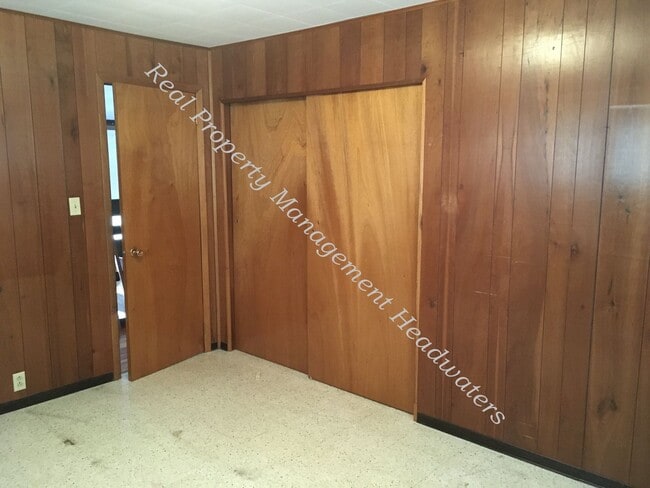Building Photo - 4 Bedroom 2 Bath Farm House for Rent