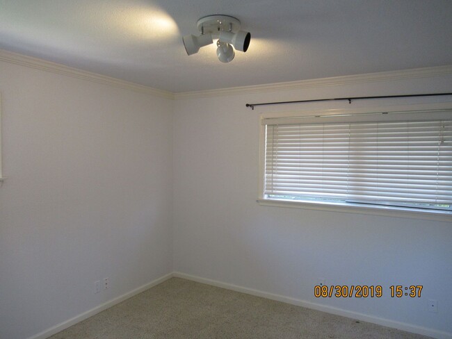 Building Photo - AVAILABLE JULY - 3 Bedroom Home in Beautif...