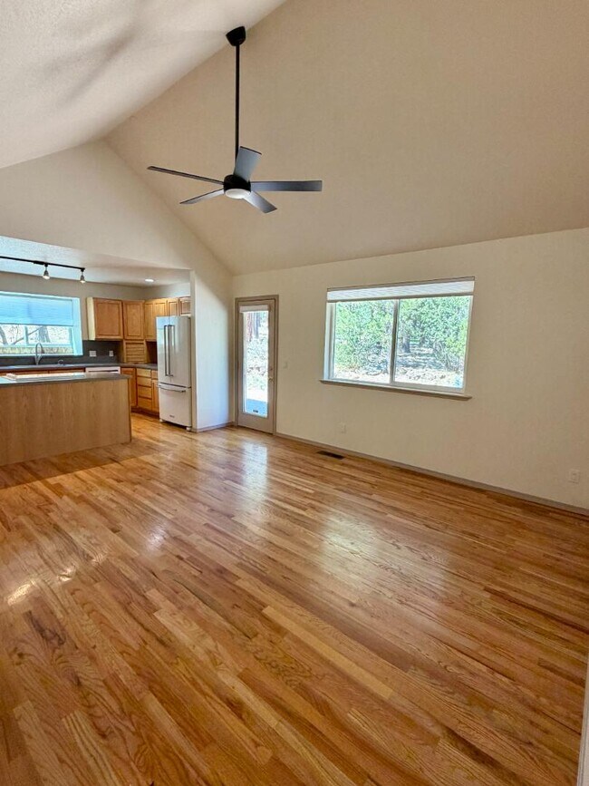 Building Photo - 61171 Minaret Cir