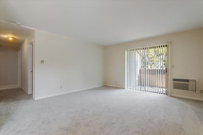 Building Photo - 2 Bedroom, 1 Bath, Upstairs Condo in the C...