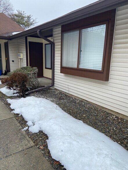 Building Photo - 180 Amberly Dr