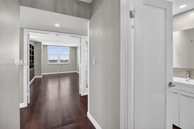 Building Photo - 1625 SE 10th Ave