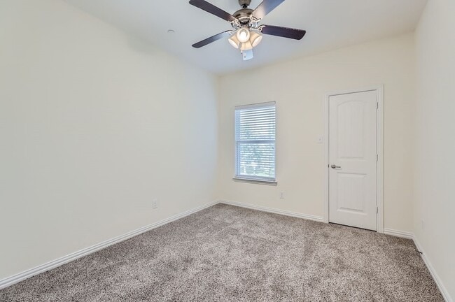 Building Photo - 1320 Lakecrest Ln