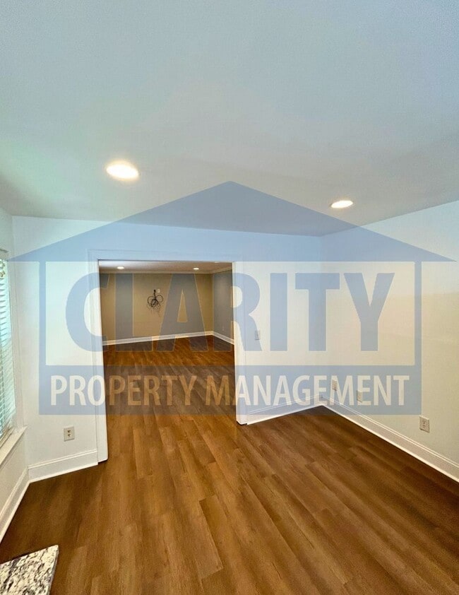 Building Photo - Beautiful three bedroom home in North Clev...