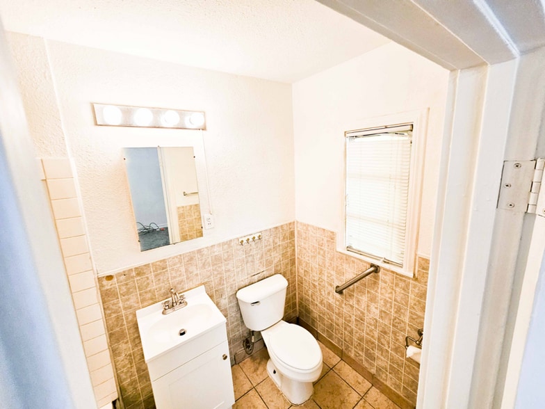 Building Photo - 205 N 13th St