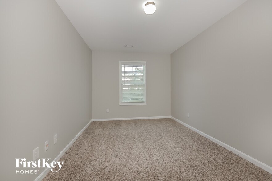 Building Photo - 28 E Newnan Rd