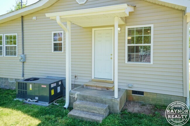 Building Photo - Practically New!