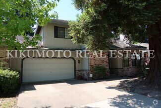Building Photo - 3 Bedrooms, 2 1/2 Baths Half-plex in the P...