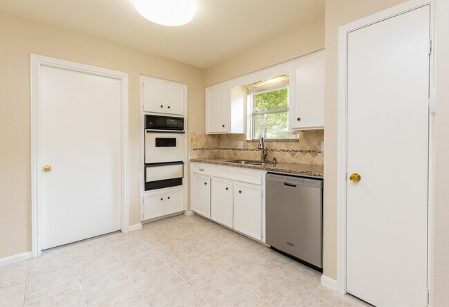 Building Photo - 2623 Longleaf Pines Ln